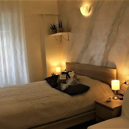 Otel Gold House *
